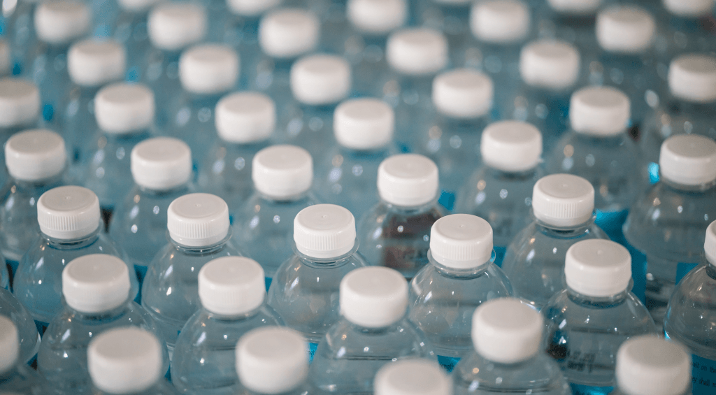 Gefahren von abgefülltem Wasser: Täglich werden Mikroplastikpartikel aufgenommen